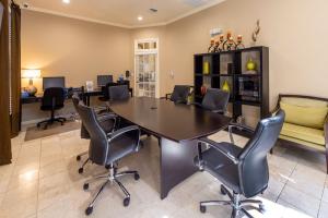 Apartments For Rent in Houston, Texas - Cyber Cafe with Conference Table and Chairs