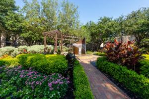 Apartments For Rent in Houston, TX - Outdoor Garden Area with Pergola and Fountain