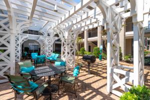 Apartments For Rent in Houston, TX - Outdoor Large Pergola with Table & Chairs, Grill and Additional Seating