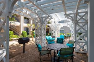 Apartments For Rent in Houston, TX - Outdoor Large Pergola with Table & Chairs, Grill and Additional Seating