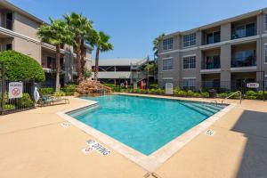 Apartments in Houston, Texas - Pool and Patio Area