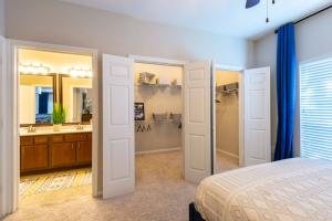 Two Bedroom Apartments For Rent in Houston, TX - Bedroom with Double Closet and View to Bathroom