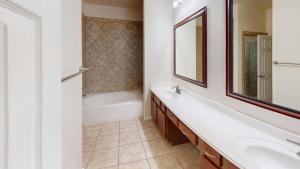 Townhouse-For-Rent-Midtown-Houston-Midtown-Arbour-Place-Bathroom